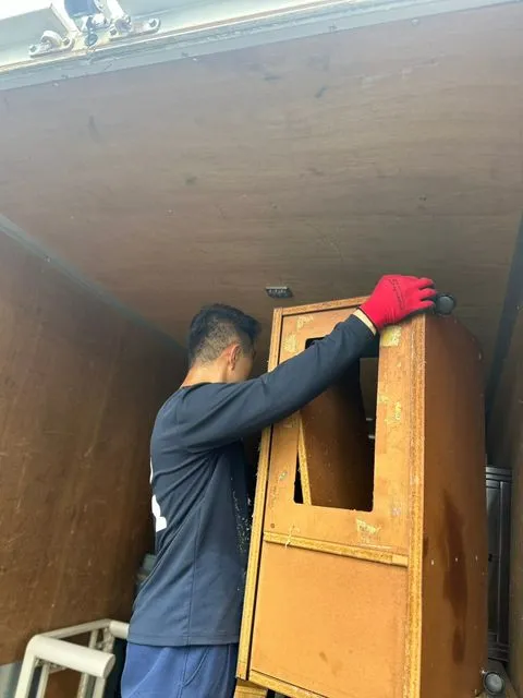 作業中の片付け太助のスタッフ