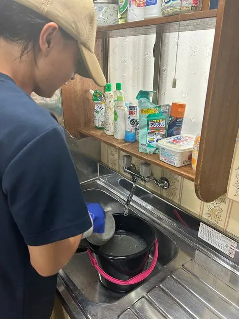 作業中の片付け太助のスタッフ