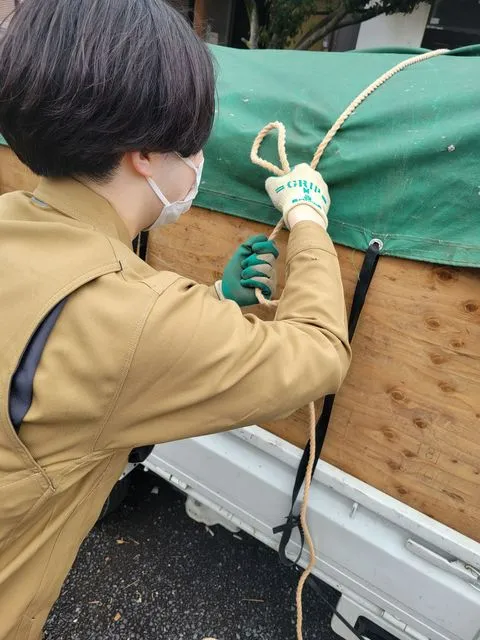 作業中の片付け太助のスタッフ