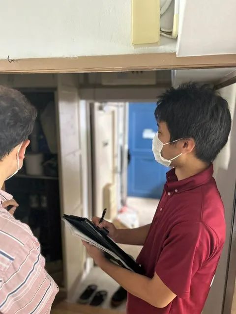 作業中の片付け太助のスタッフ